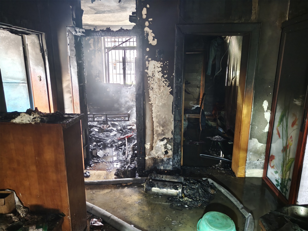 临近开学又闯祸！初中生带朋友“放火”烧家
