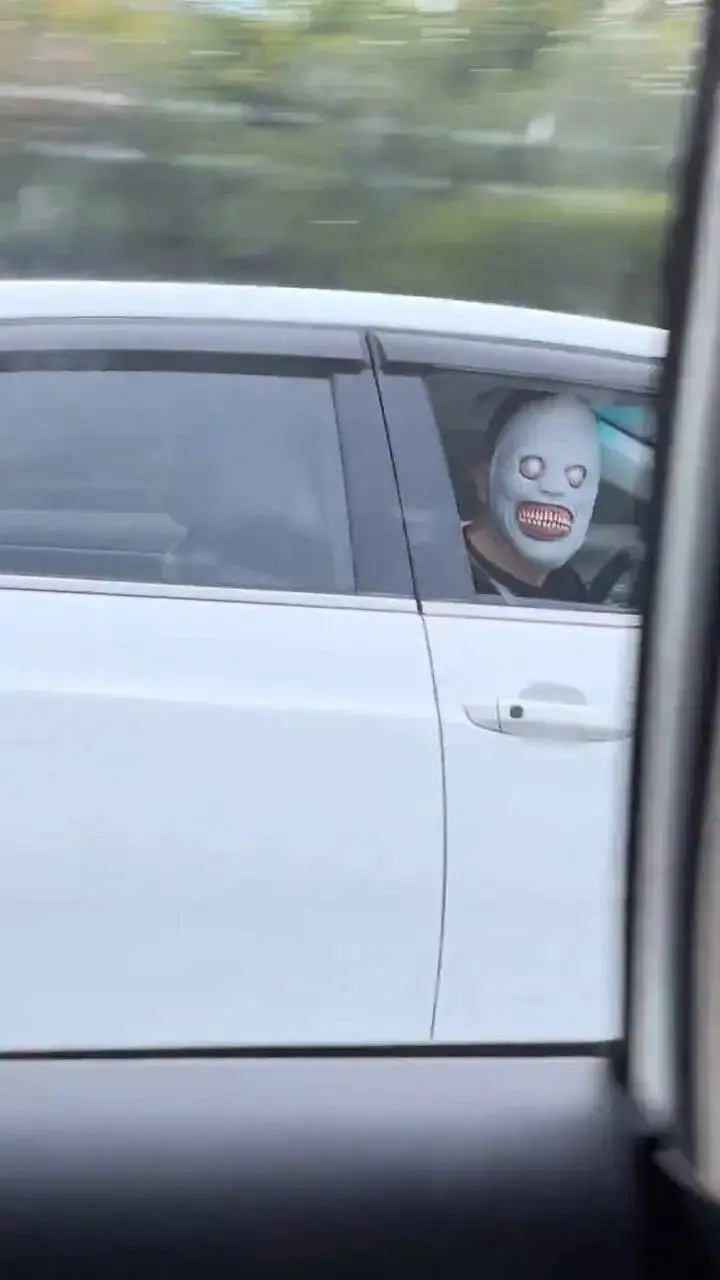 高速惊现戴“恐怖面具”乘客吓到过往车辆,律师称或涉嫌违法 高速惊现戴“恐怖面具”乘客吓到过往车辆,律师称或涉嫌违法