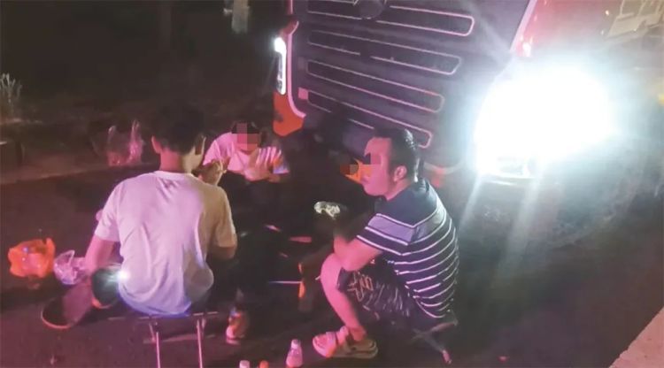 21年驾龄“老司机”,竟在应急车道支起一个“移动厨房”…… 21年驾龄“老司机”,竟在应急车道支起一个“移动厨房”……