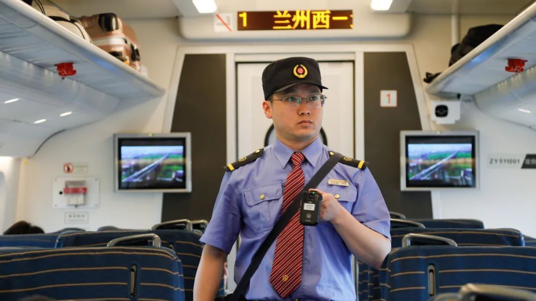 车厢里为啥总有人拍照?网友:原因没想到 车厢里为啥总有人拍照?网友:原因没想到