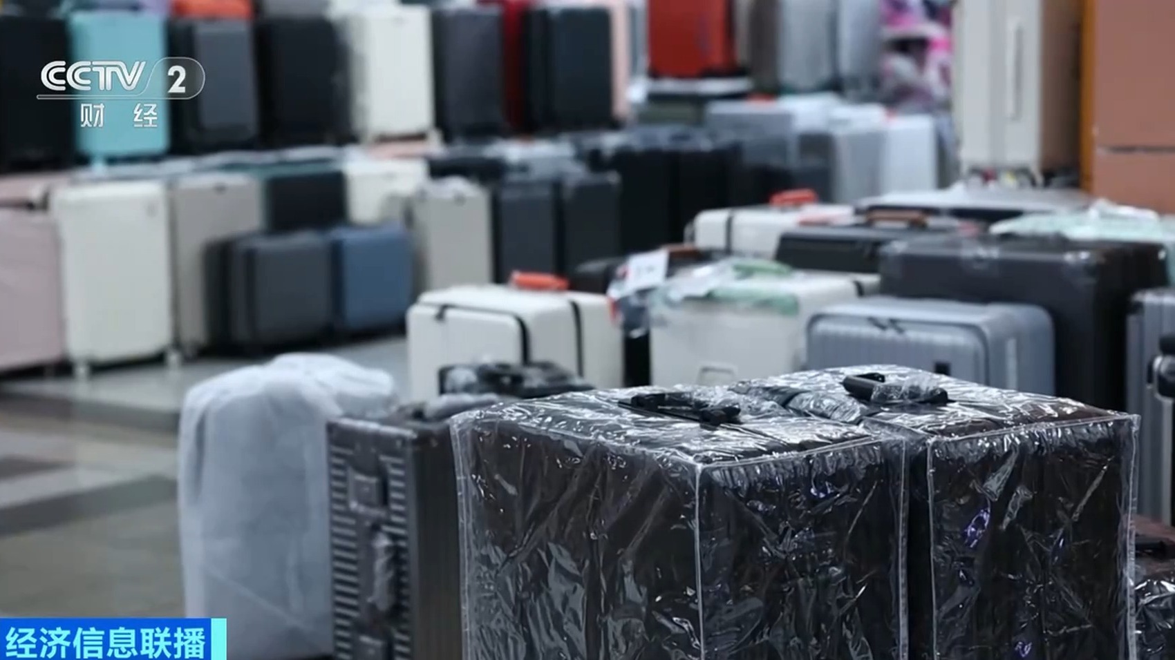 开学季带动箱包热销!带杯架、防潮袋等款式受青睐 开学季带动箱包热销!带杯架、防潮袋等款式受青睐