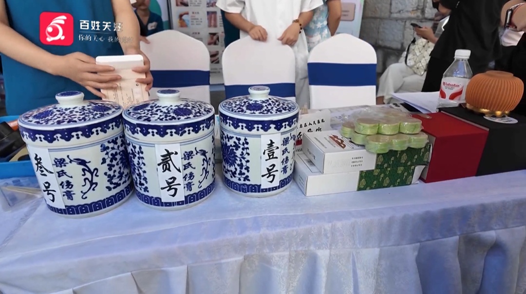 风很大!贵阳街头摆起了养生局,让“脆皮年轻人”无法自拔! 风很大!贵阳街头摆起了养生局,让“脆皮年轻人”无法自拔!