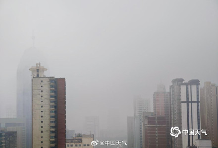青海西宁雨雾交织 高楼“隐身”