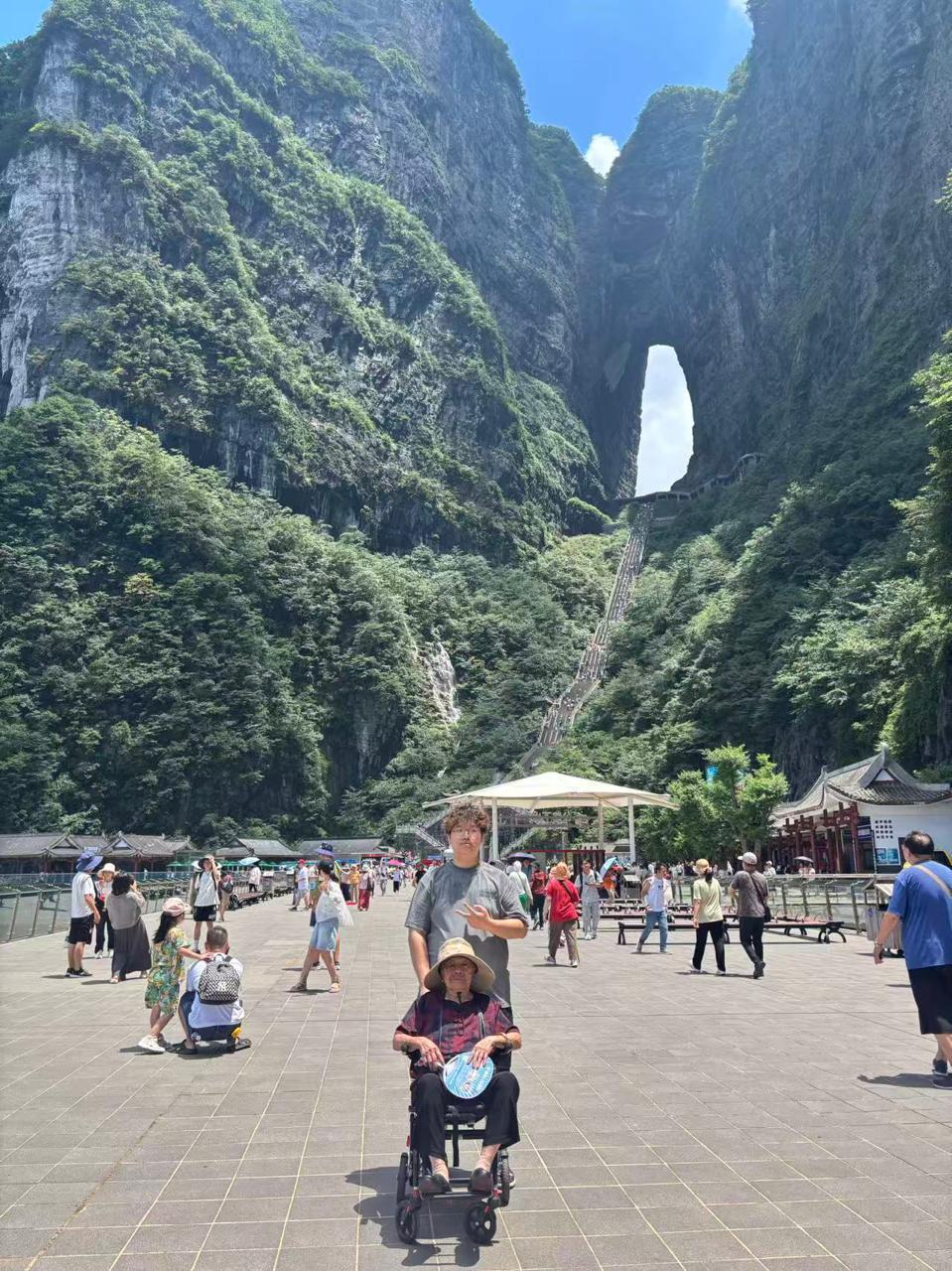 “00后”邵阳小伙带96岁外婆登上张家界天门山：我想看的世界，也想带外婆看