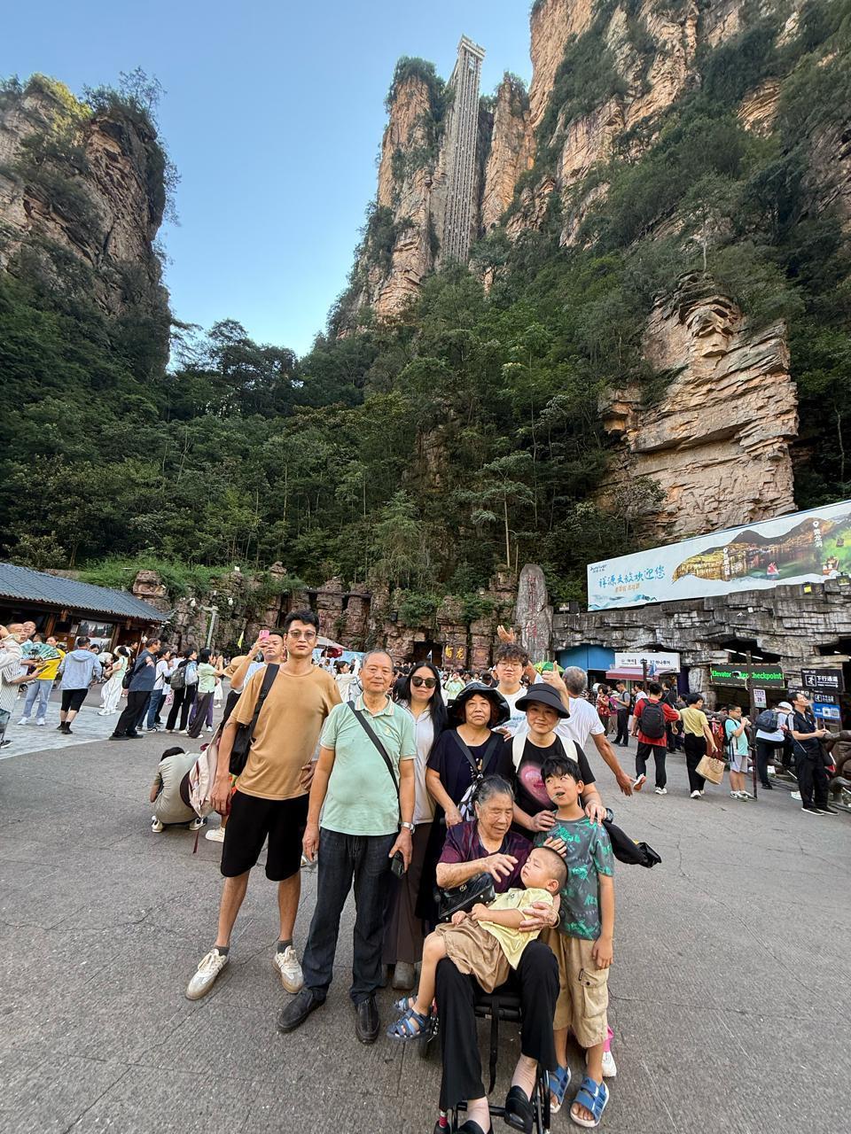 “00后”邵阳小伙带96岁外婆登上张家界天门山：我想看的世界，也想带外婆看