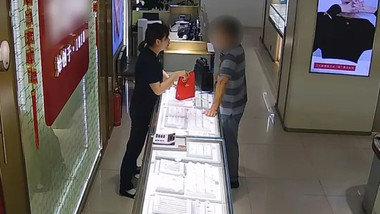 买完黄金后却要快递箱？店员果断报警！
