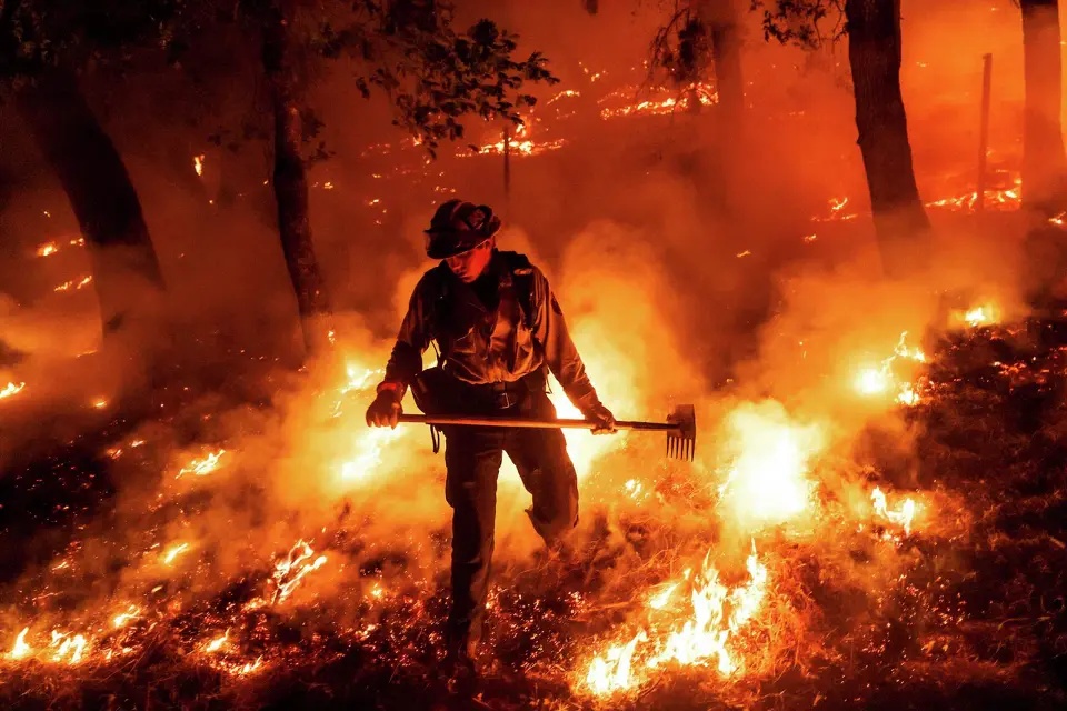 美国加州山火持续肆虐五日未熄,火光映天一片橙红 美国加州山火持续肆虐五日未熄,火光映天一片橙红