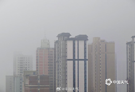 青海西宁雨雾交织 高楼“隐身”