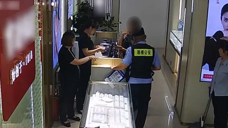 买完黄金后却要快递箱？店员果断报警！