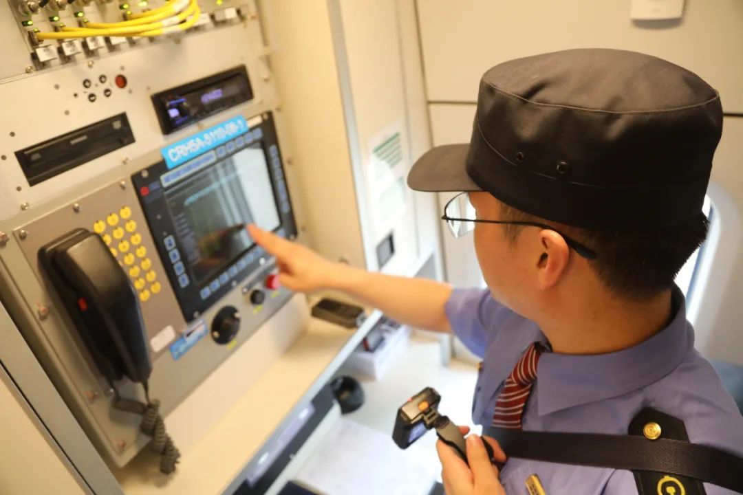 车厢里为啥总有人拍照?网友:原因没想到 车厢里为啥总有人拍照?网友:原因没想到