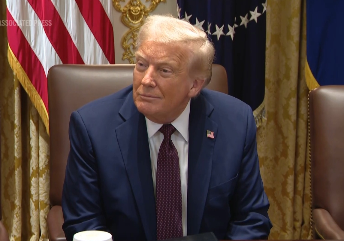 “和解”？泰勒·斯威夫特官宣订婚，特朗普送上祝福：“我祝他们好运”