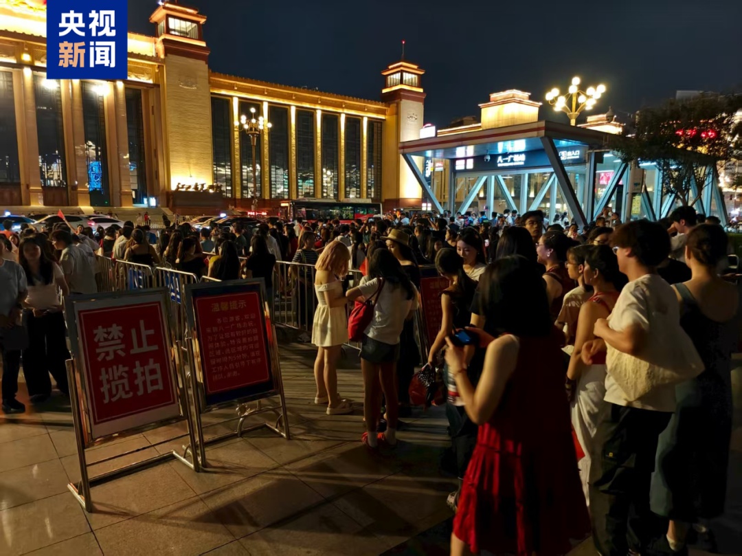 景区拍照,限时30秒!网友:好像做了一套广播体操…… 景区拍照,限时30秒!网友:好像做了一套广播体操……