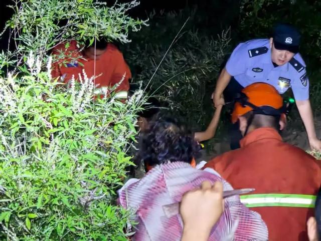 雨夜深山5人迷路,孩子累瘫!淄博民警消防“手递手”摸黑爬坡3小时 雨夜深山5人迷路,孩子累瘫!淄博民警消防“手递手”摸黑爬坡3小时