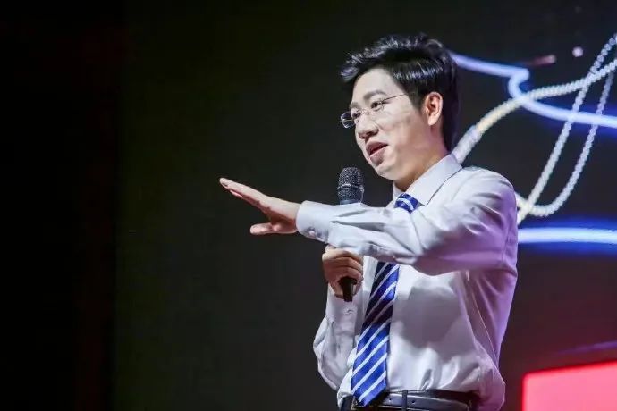 上海华山医院医生不务正业？竟当起短剧男主角！网友:上头！