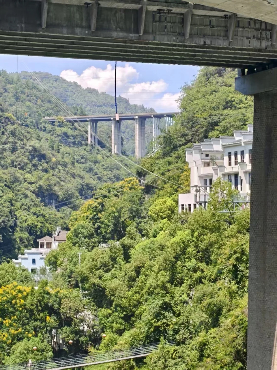 宜昌通报“西陵峡快乐谷景区1名游客蹦极受伤”:游客无生命危险,事故原因正在调查 宜昌通报“西陵峡快乐谷景区1名游客蹦极受伤”:游客无生命危险,事故原因正在调查