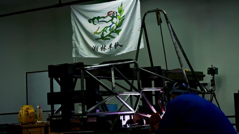 上百处焊接点连接口!长沙00后大学生手搓赛车,几位年轻人的赛车梦:追梦很开心 上百处焊接点连接口!长沙00后大学生手搓赛车,几位年轻人的赛车梦:追梦很开心