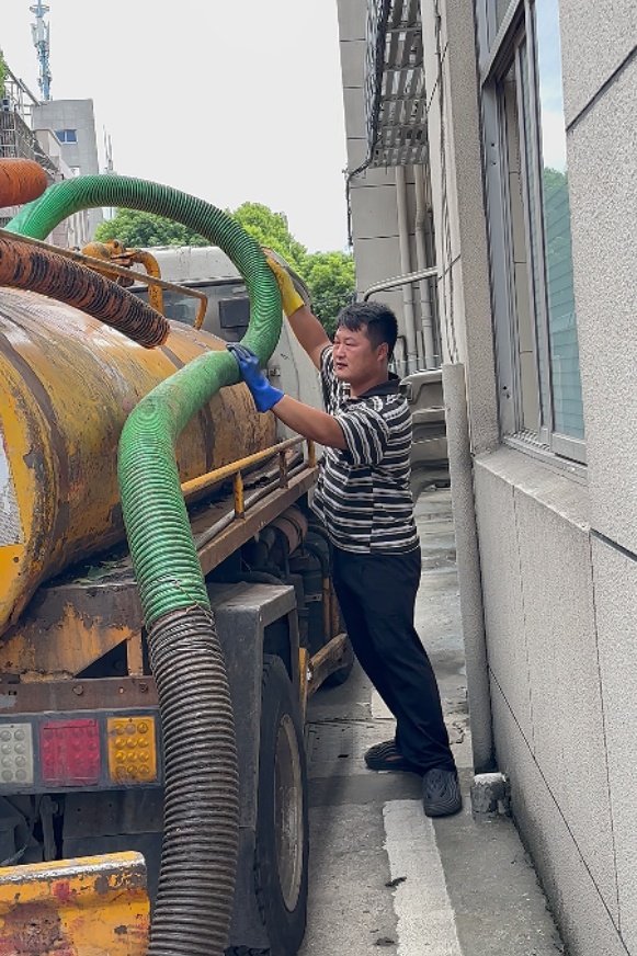 在偏见中“淘金”！95后继承家业做掏粪工年入40万，宁波有两套房、开奔驰E300