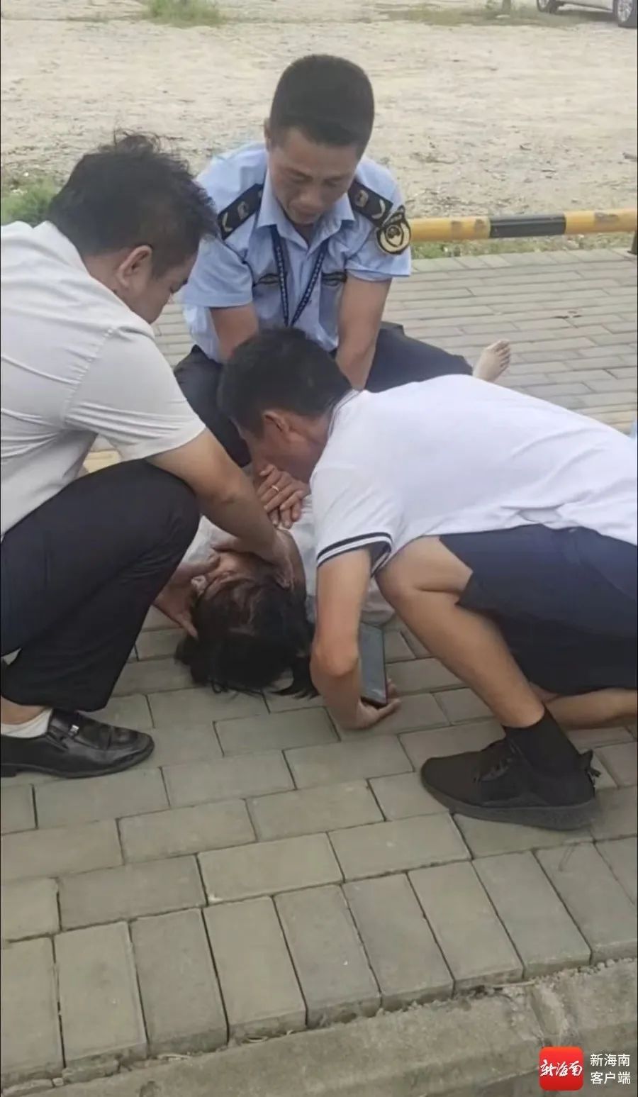 清障归来遇女子昏迷施援手,三亚街头跪地救人的他找到了→ 清障归来遇女子昏迷施援手,三亚街头跪地救人的他找到了→