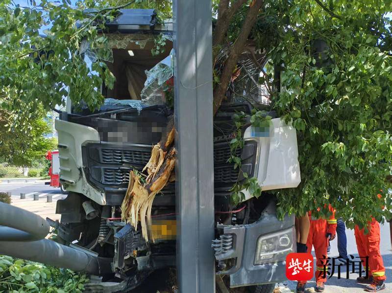 车停坡道后司机爬上清理，突然倒溜致其摔下受伤