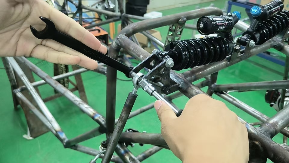 上百处焊接点连接口!长沙00后大学生手搓赛车,几位年轻人的赛车梦:追梦很开心 上百处焊接点连接口!长沙00后大学生手搓赛车,几位年轻人的赛车梦:追梦很开心