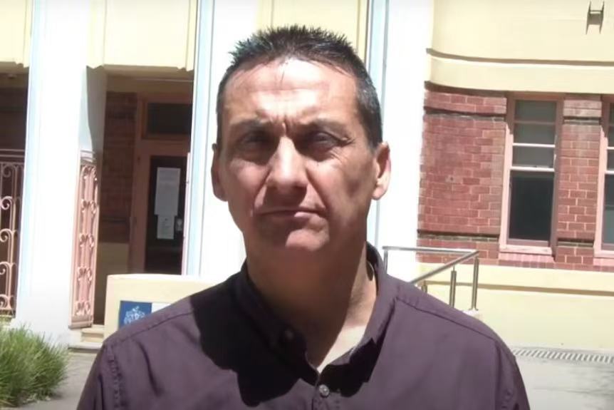 澳一男子枪杀两名警察后逃进山林，其全副武装并深谙野外生存，警方仍在搜捕