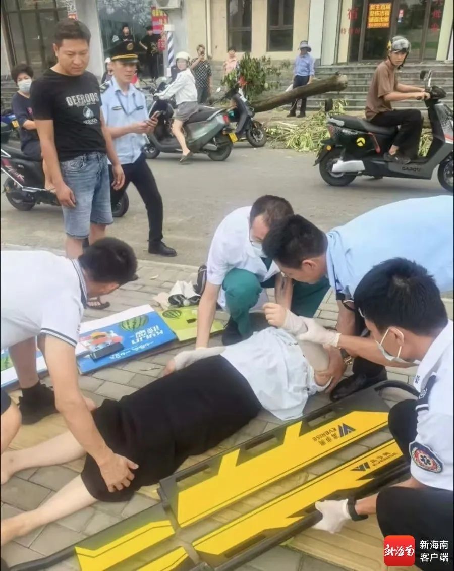 清障归来遇女子昏迷施援手,三亚街头跪地救人的他找到了→ 清障归来遇女子昏迷施援手,三亚街头跪地救人的他找到了→