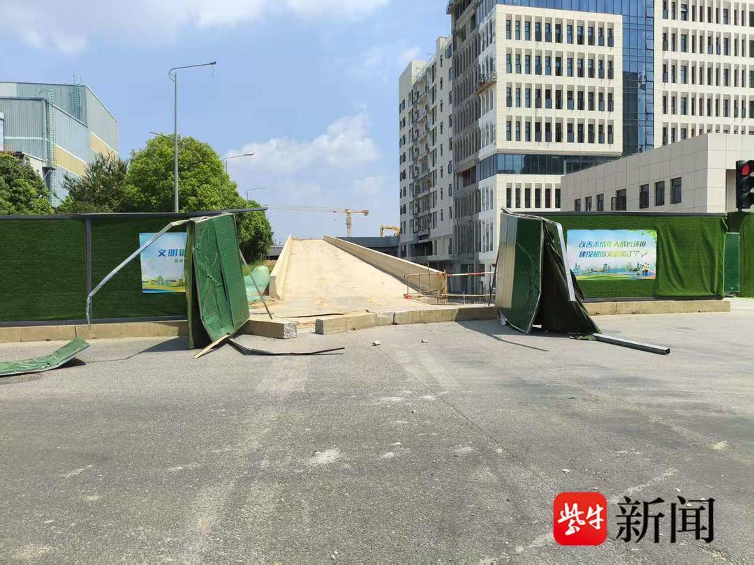 车停坡道后司机爬上清理，突然倒溜致其摔下受伤