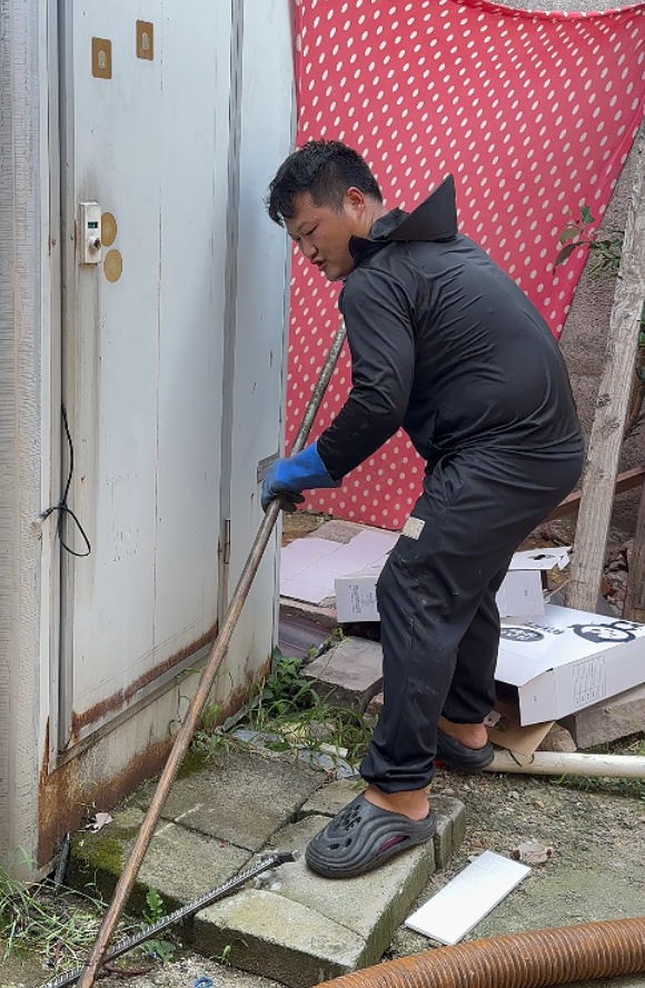 在偏见中“淘金”！95后继承家业做掏粪工年入40万，宁波有两套房、开奔驰E300