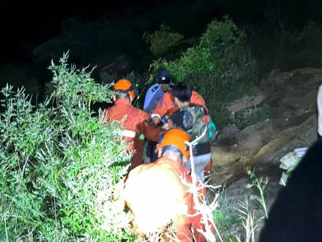 雨夜深山5人迷路,孩子累瘫!淄博民警消防“手递手”摸黑爬坡3小时 雨夜深山5人迷路,孩子累瘫!淄博民警消防“手递手”摸黑爬坡3小时