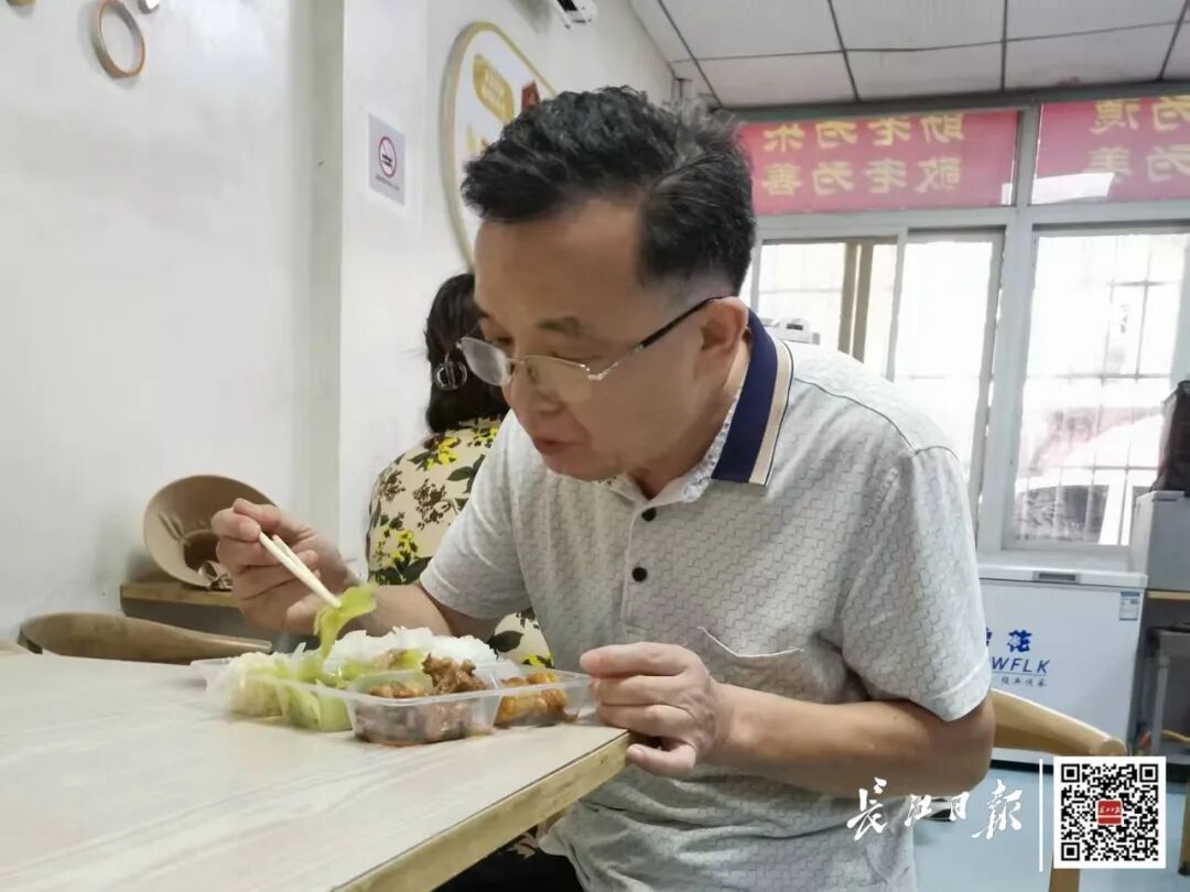 10元12道菜，武汉一社区食堂随便吃！