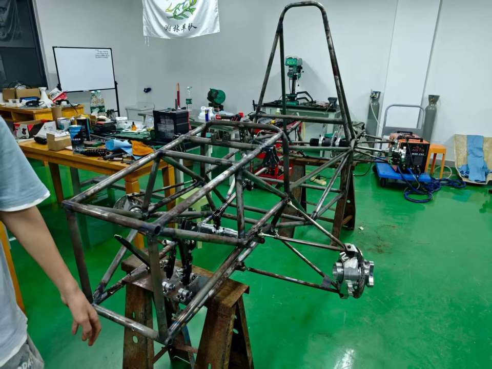 上百处焊接点连接口!长沙00后大学生手搓赛车,几位年轻人的赛车梦:追梦很开心 上百处焊接点连接口!长沙00后大学生手搓赛车,几位年轻人的赛车梦:追梦很开心