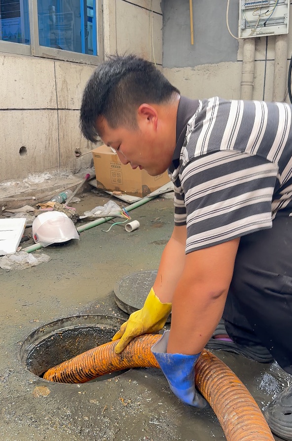 在偏见中“淘金”！95后继承家业做掏粪工年入40万，宁波有两套房、开奔驰E300