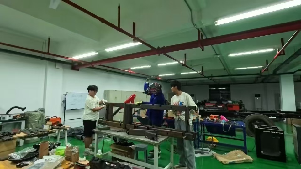 上百处焊接点连接口!长沙00后大学生手搓赛车,几位年轻人的赛车梦:追梦很开心 上百处焊接点连接口!长沙00后大学生手搓赛车,几位年轻人的赛车梦:追梦很开心