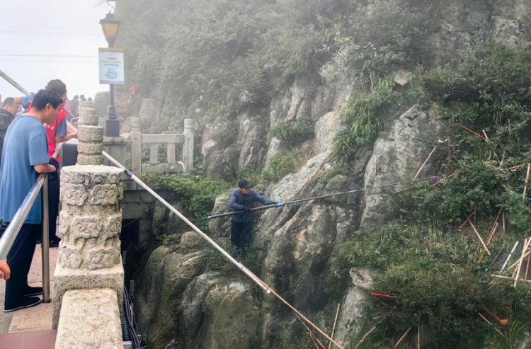 泰山南天门索道入口崖壁现大量被弃登山杖，景区回应：呼吁游客珍惜自然环境