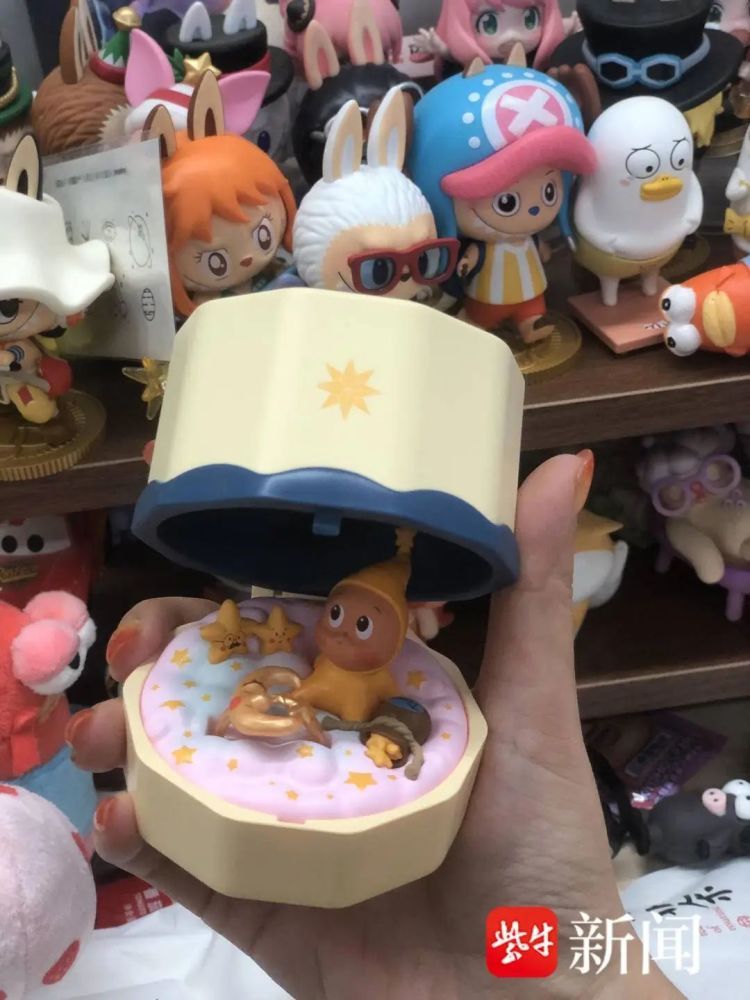 泡泡玛特首发多款新品几秒售罄，黄牛：订单多到发不完；二手平台隐藏款溢价超6倍