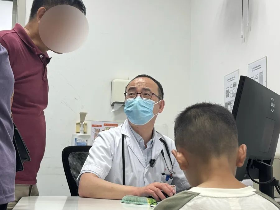 暑假期间，这个门诊的加号太多了，医生心疼：干预得太晚了……