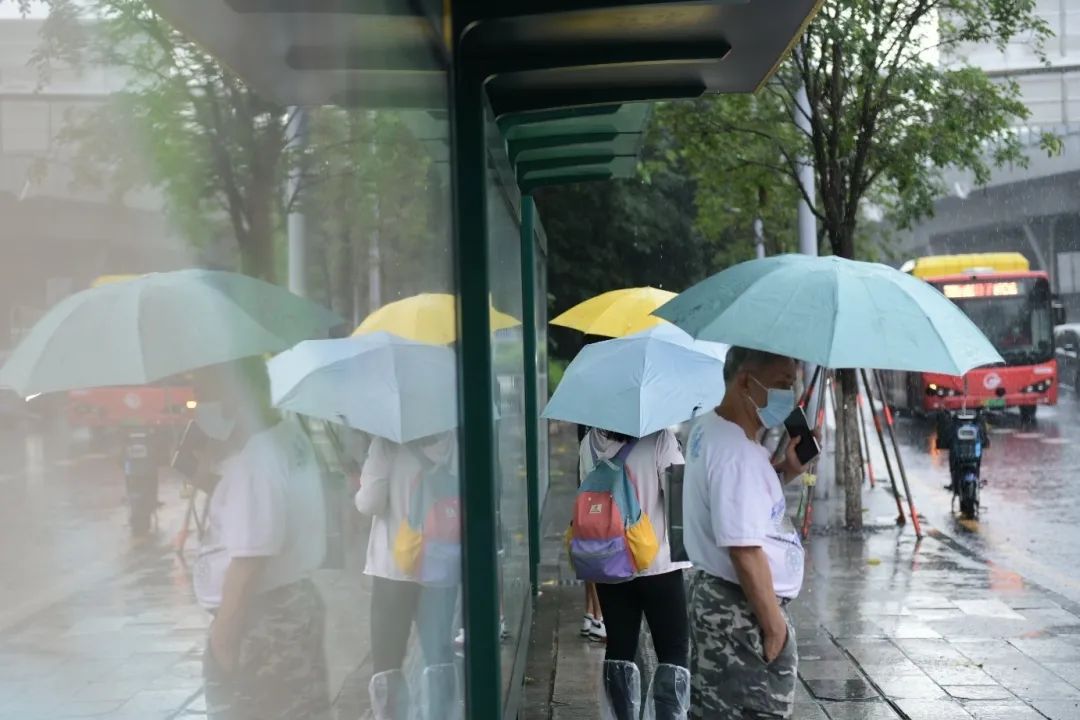 37℃!广东雷雨、短时大风,晴天余额不足!又有“准台风”在路上,明日起影响广东 37℃!广东雷雨、短时大风,晴天余额不足!又有“准台风”在路上,明日起影响广东