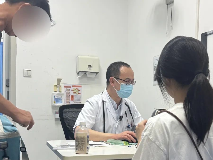 暑假期间，这个门诊的加号太多了，医生心疼：干预得太晚了……
