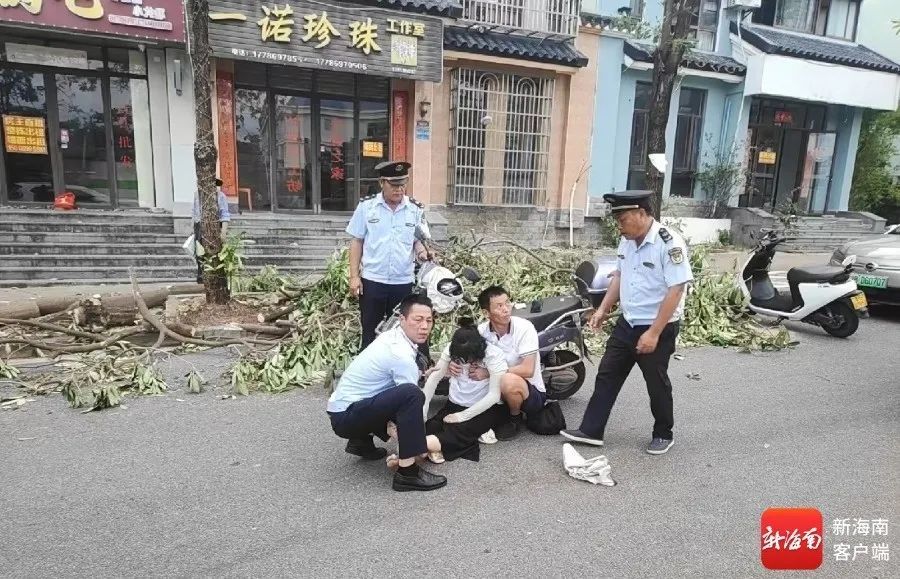 清障归来遇女子昏迷施援手,三亚街头跪地救人的他找到了→ 清障归来遇女子昏迷施援手,三亚街头跪地救人的他找到了→