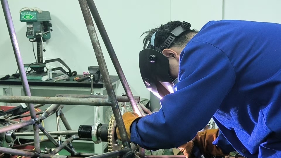 上百处焊接点连接口!长沙00后大学生手搓赛车,几位年轻人的赛车梦:追梦很开心 上百处焊接点连接口!长沙00后大学生手搓赛车,几位年轻人的赛车梦:追梦很开心