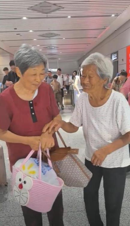 安徽一109岁母亲到高铁站接79岁女儿回家，儿子：母亲生活能自理，喜欢锻炼