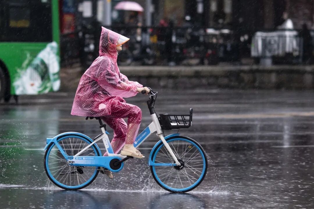 37℃!广东雷雨、短时大风,晴天余额不足!又有“准台风”在路上,明日起影响广东 37℃!广东雷雨、短时大风,晴天余额不足!又有“准台风”在路上,明日起影响广东