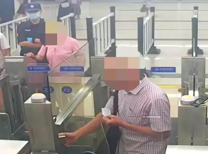 80岁大爷为找对象,用纸块将身份证件“减龄”10岁 80岁大爷为找对象,用纸块将身份证件“减龄”10岁