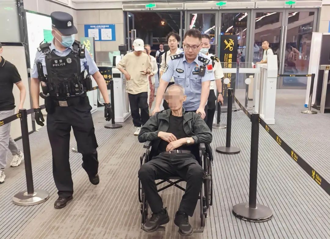 老人突然吐血！危急时刻，边检站民警来了