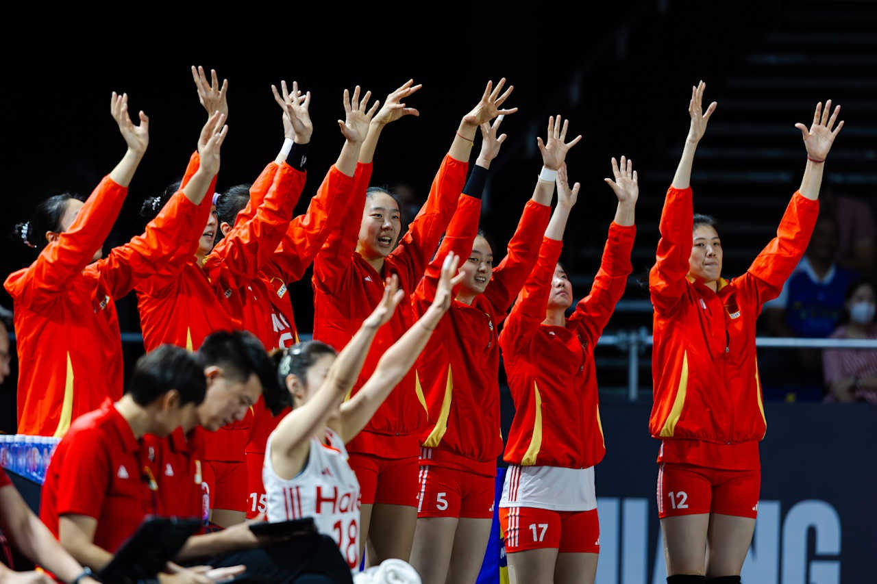 中国女排小组赛三连胜晋级，淘汰赛将战法国队