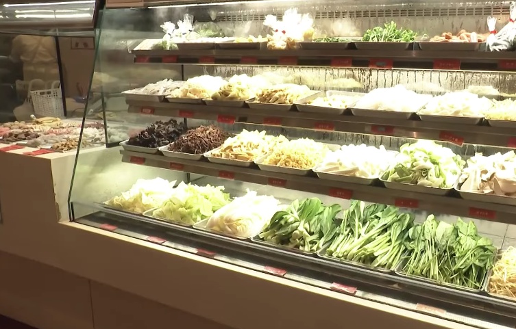 中国麻辣烫在东京走红，日本民众冒着酷暑排长队，称好吃又健康