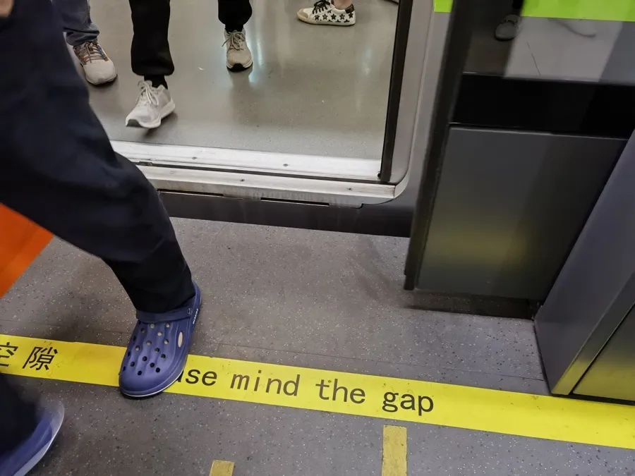 上海地铁1号线突发！女乘客一脚踩空，整条腿卡在列车与站台之间，站方回应→