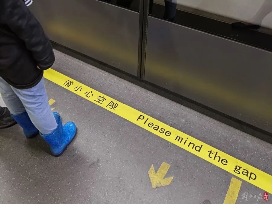 上海地铁1号线突发！女乘客一脚踩空，整条腿卡在列车与站台之间，站方回应→