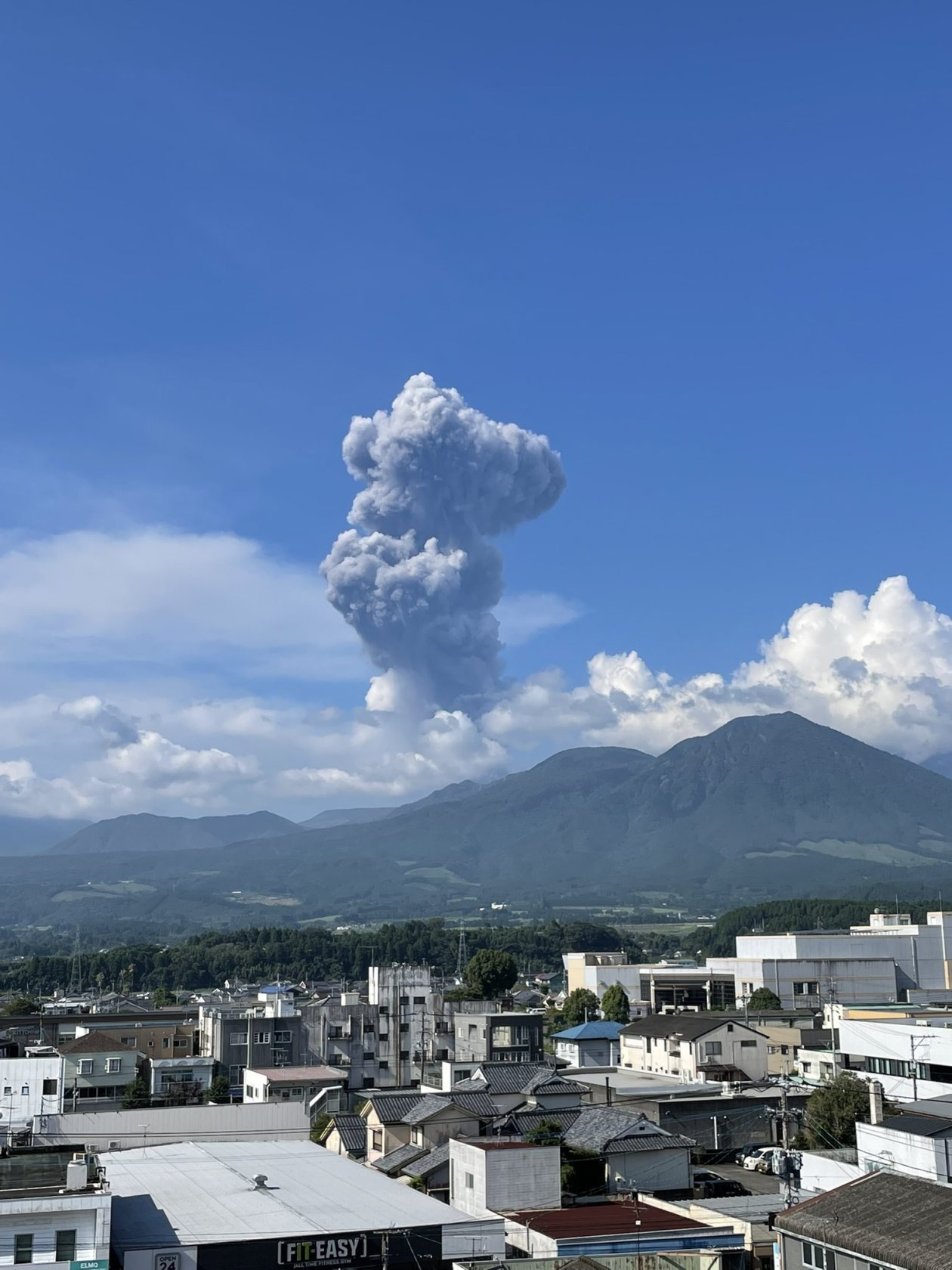 日媒：日本新燃岳火山再度喷发，火山灰柱达5500米