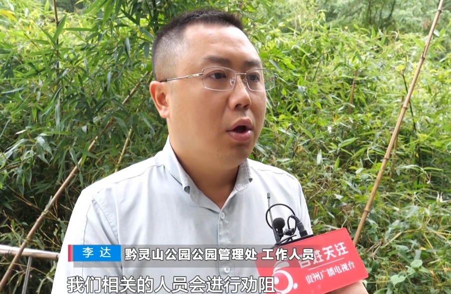 给黔灵山猕猴喂白酒、槟榔、棉花糖,整各种“花活”!这种“宠爱”引人反思 给黔灵山猕猴喂白酒、槟榔、棉花糖,整各种“花活”!这种“宠爱”引人反思